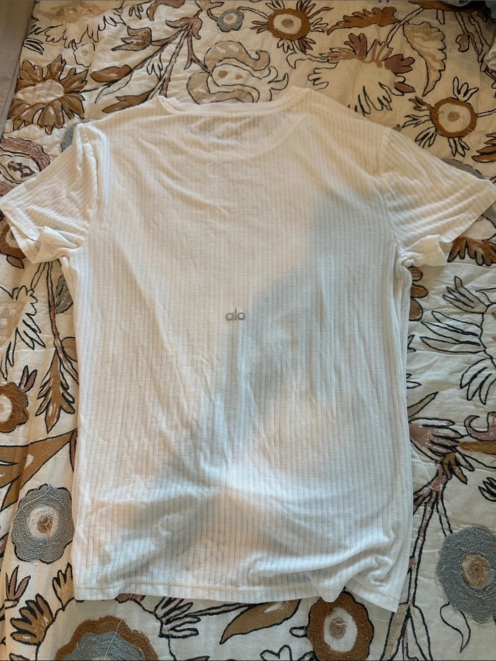 ALO Yoga White Ribbed Short Sleeve Tee with Front Knot